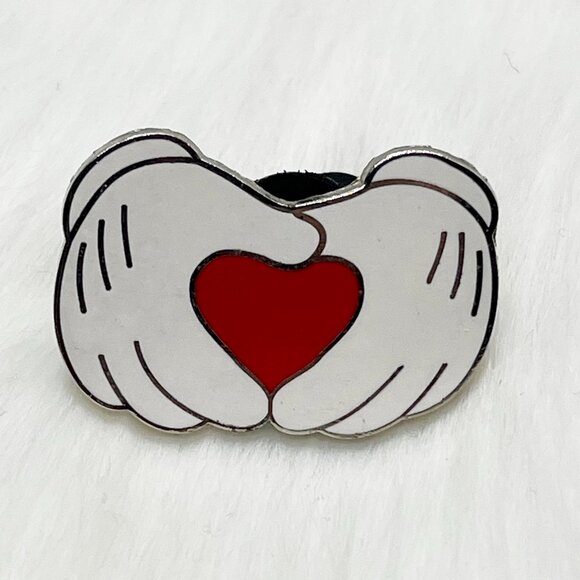🔮 5/$25 Disney Mickey Mouse Hands With Heart Pin - Picture 1 of 2